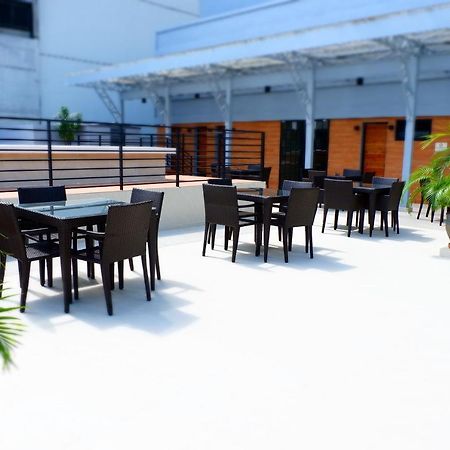 Готель The Charter House Makati City Екстер'єр фото