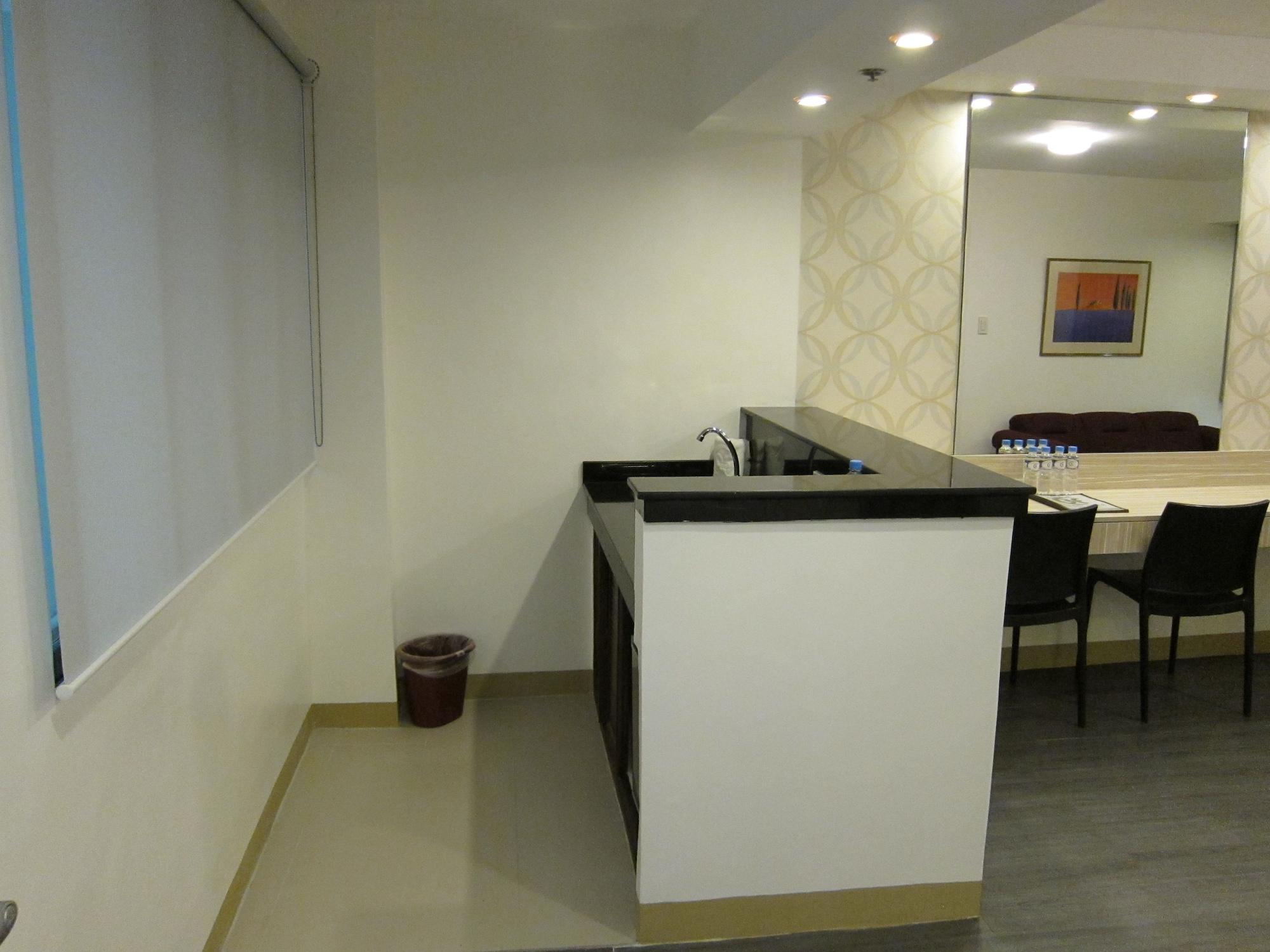 Готель The Charter House Makati City Екстер'єр фото