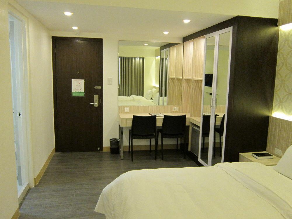 Готель The Charter House Makati City Екстер'єр фото