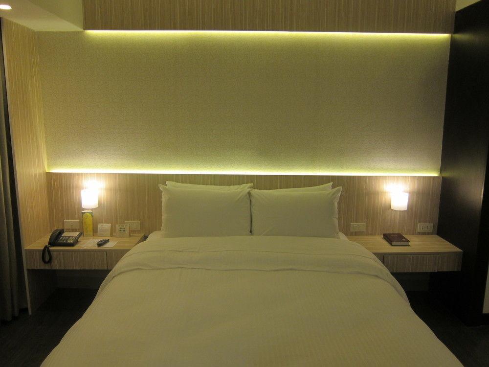 Готель The Charter House Makati City Екстер'єр фото
