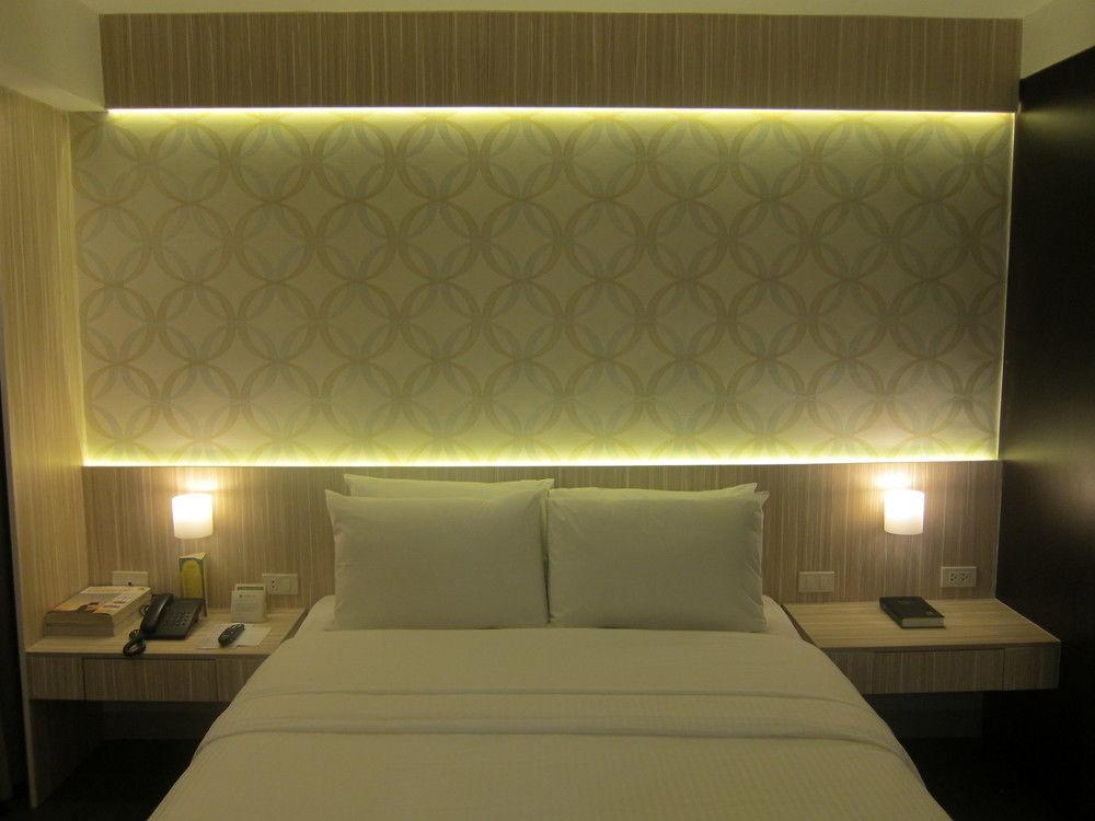 Готель The Charter House Makati City Екстер'єр фото