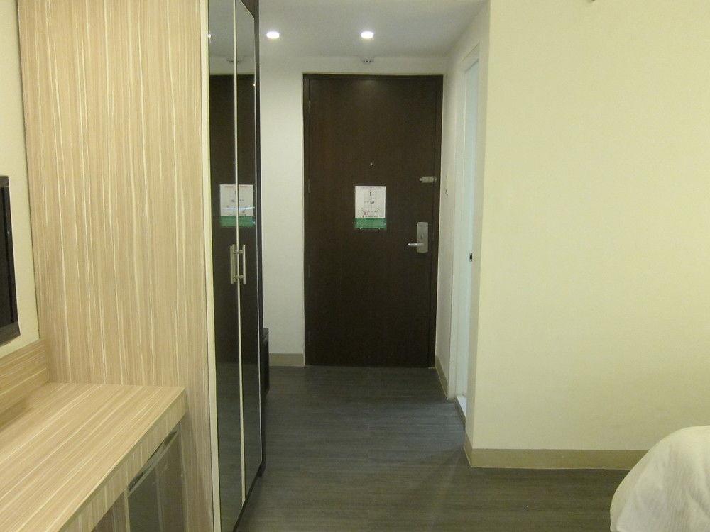 Готель The Charter House Makati City Екстер'єр фото