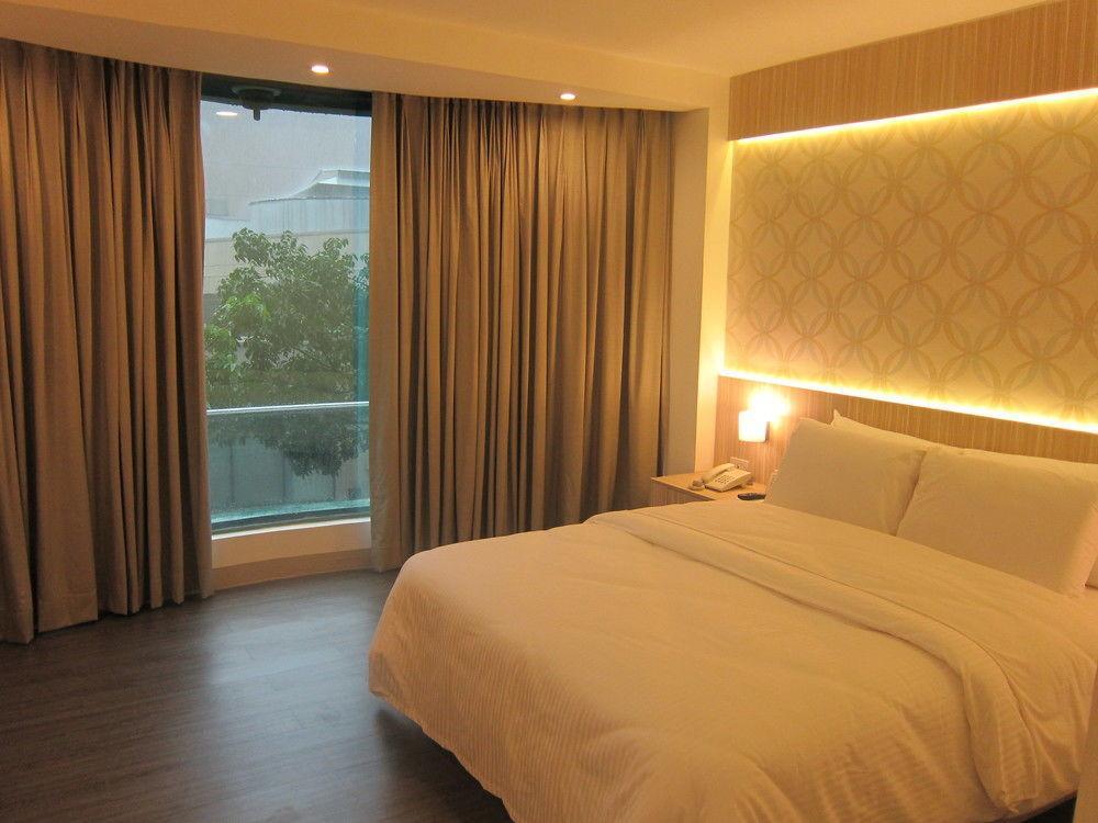 Готель The Charter House Makati City Екстер'єр фото
