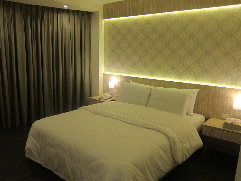 Готель The Charter House Makati City Екстер'єр фото