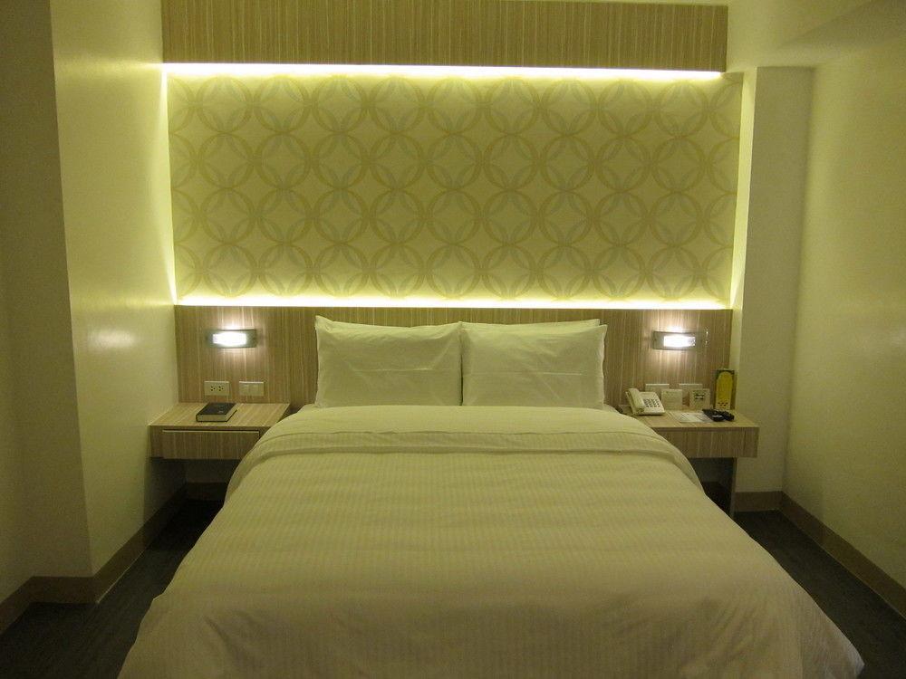 Готель The Charter House Makati City Екстер'єр фото