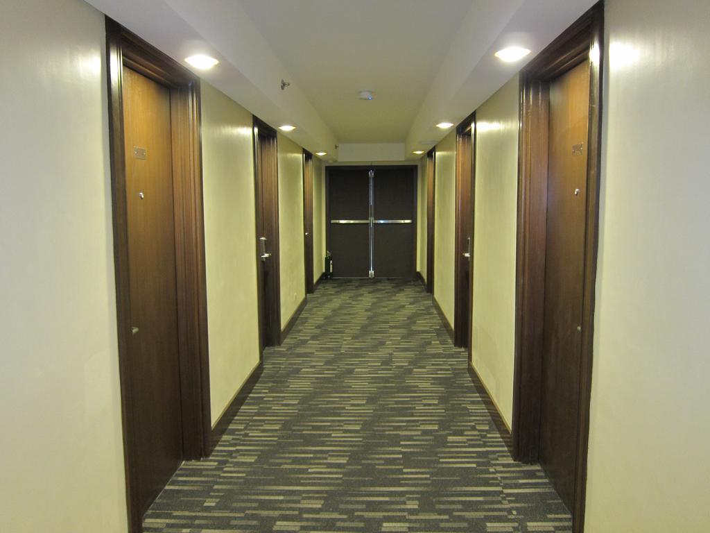 Готель The Charter House Makati City Екстер'єр фото