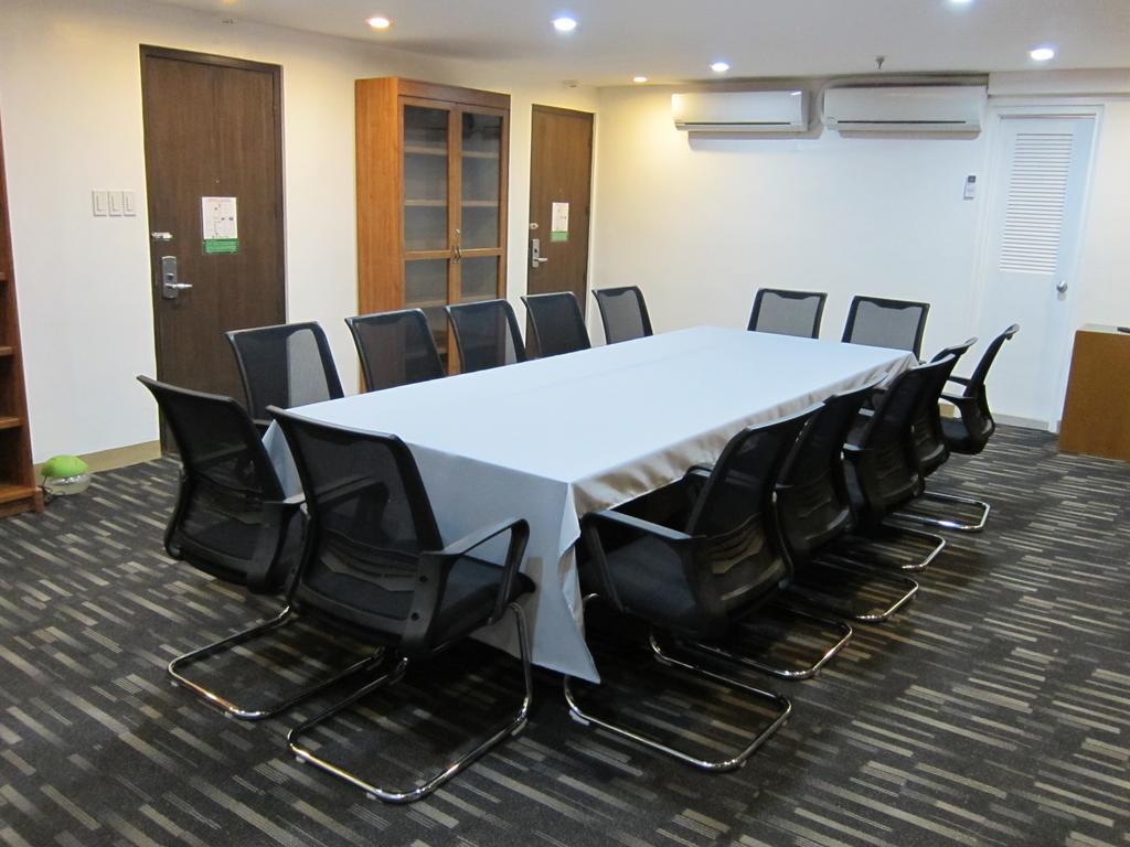 Готель The Charter House Makati City Екстер'єр фото