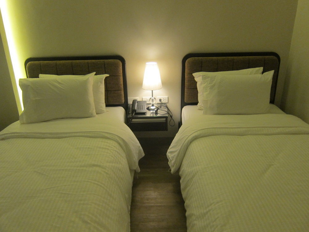 Готель The Charter House Makati City Екстер'єр фото