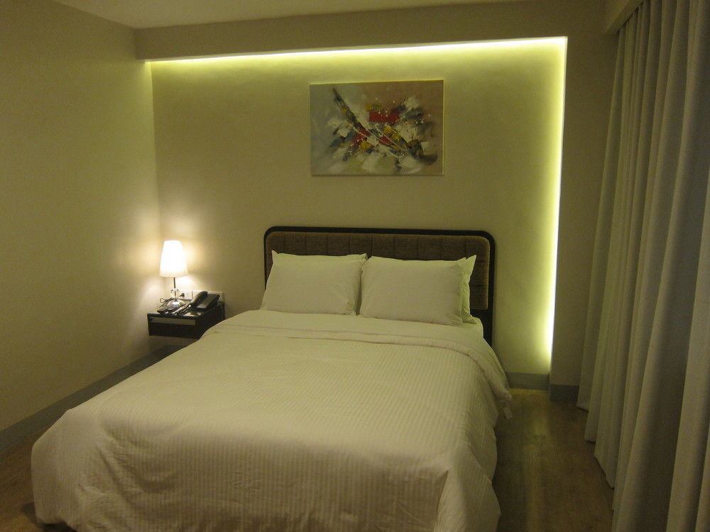Готель The Charter House Makati City Екстер'єр фото