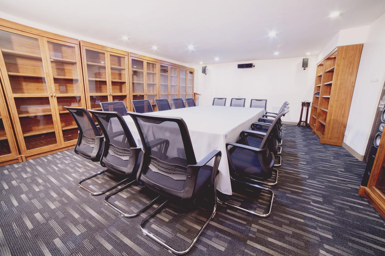 Готель The Charter House Makati City Екстер'єр фото