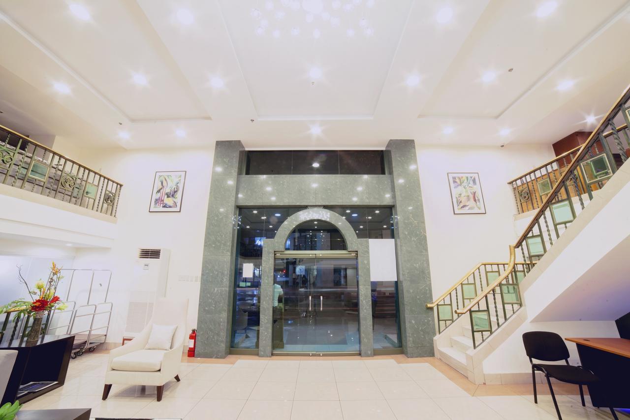 Готель The Charter House Makati City Екстер'єр фото