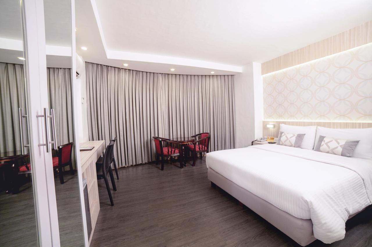 Готель The Charter House Makati City Екстер'єр фото