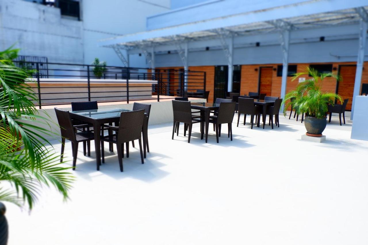 Готель The Charter House Makati City Екстер'єр фото
