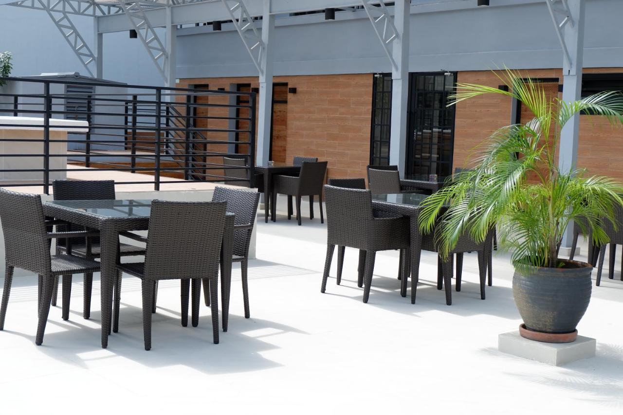 Готель The Charter House Makati City Екстер'єр фото